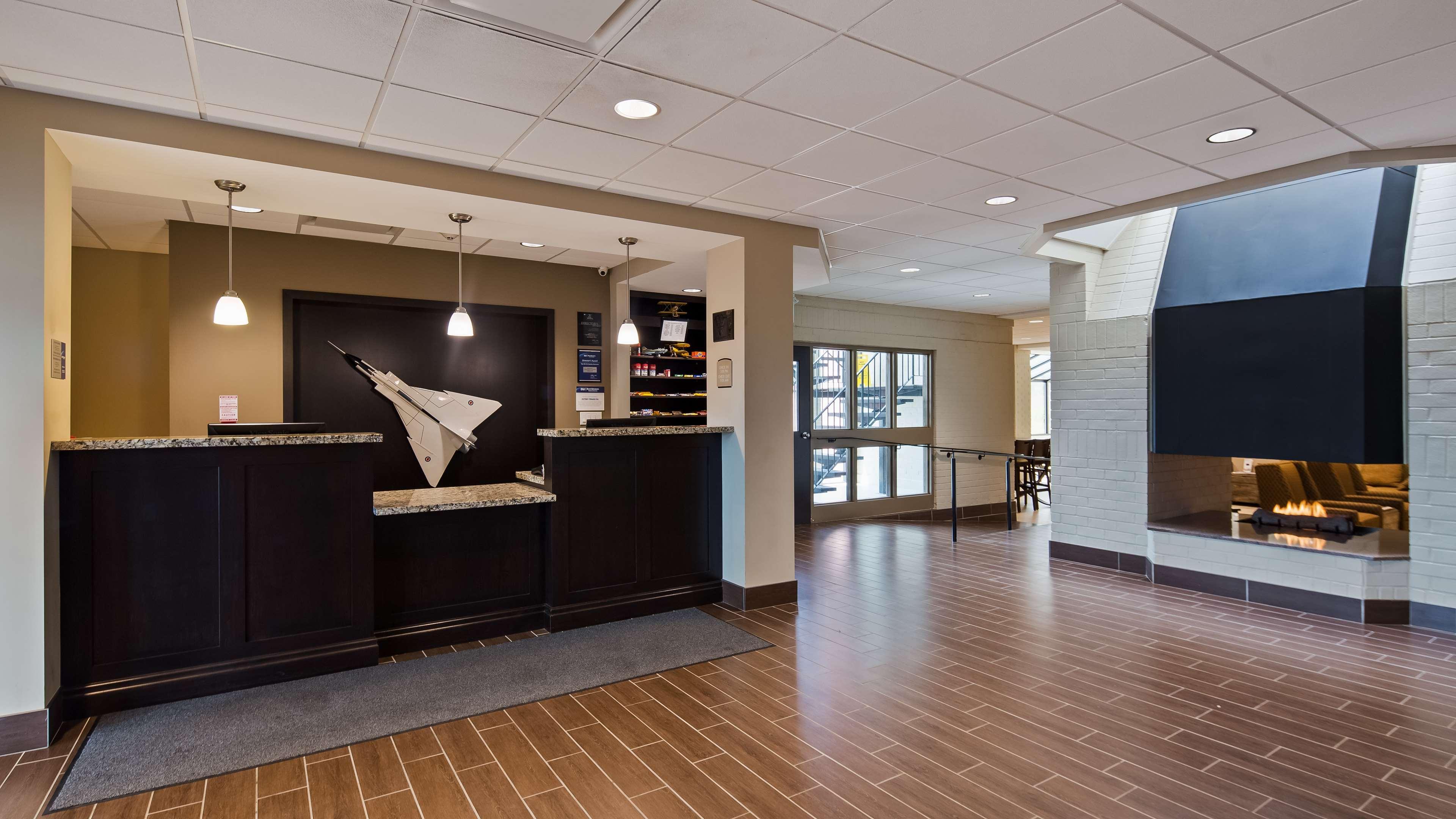 Hotel Western Airport & 3*